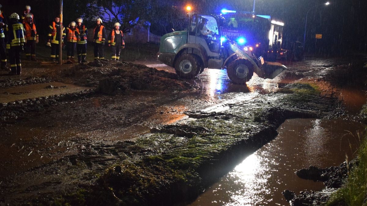 Nach starken Regenfällen ist das Dorf Jützenbach im Eichsfeld von einer Lawine aus rotem Schlamm überschwemmt worden.