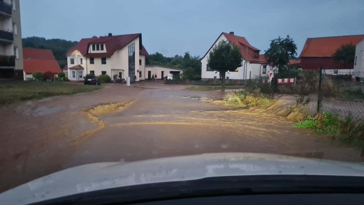 Im Ort gab es Schlamm und überflutete Straßen.