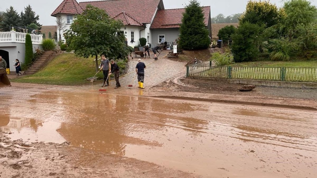 Am Samstagmorgen bot sich den vielen Helfern immer noch ein katastrophaler Anblick in Jützenbach. 