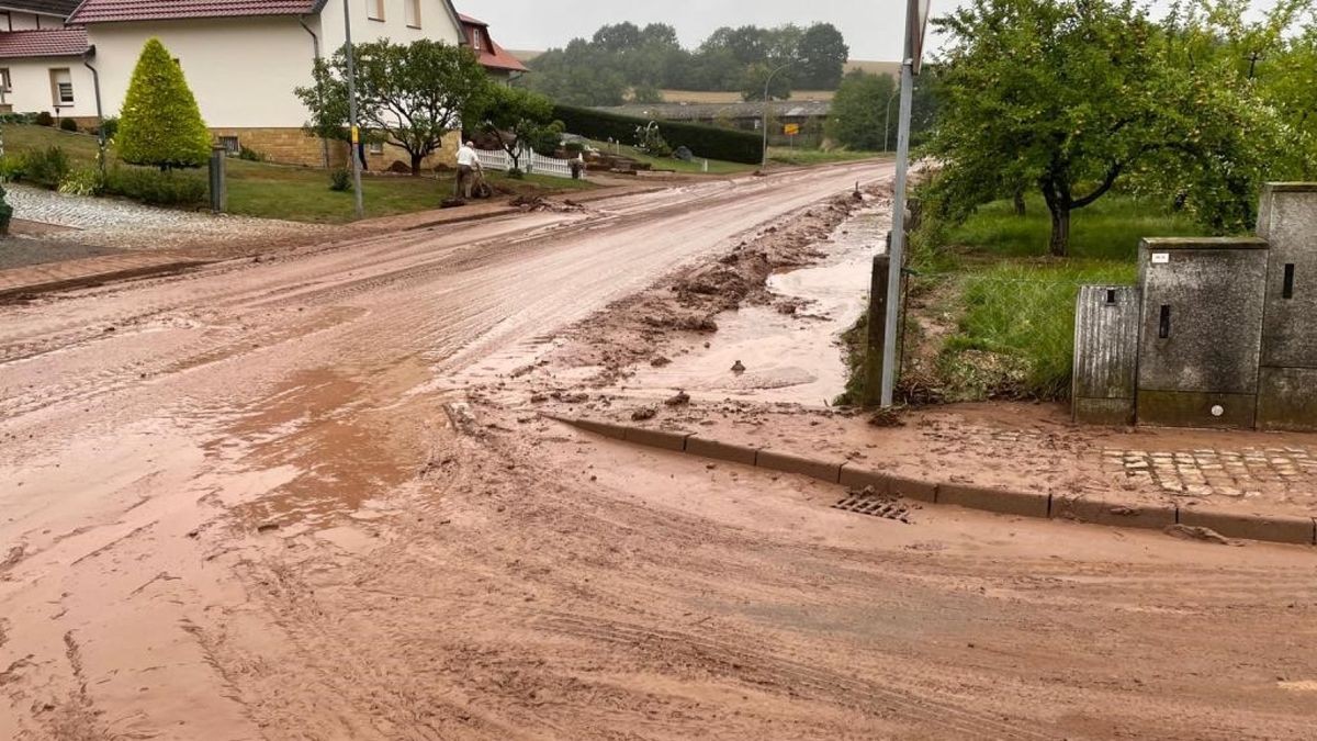 Am Samstagmorgen bot sich den vielen Helfern immer noch ein katastrophaler Anblick in Jützenbach. 