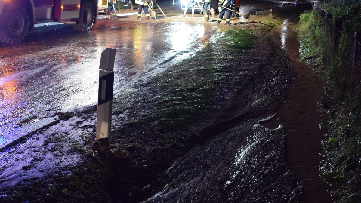 Nach starken Regenfällen ist das Dorf Jützenbach im Eichsfeld von einer Lawine aus rotem Schlamm überschwemmt worden.