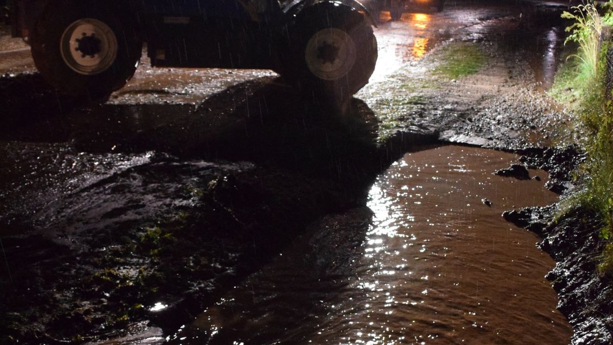 Nach starken Regenfällen ist das Dorf Jützenbach im Eichsfeld von einer Lawine aus rotem Schlamm überschwemmt worden.