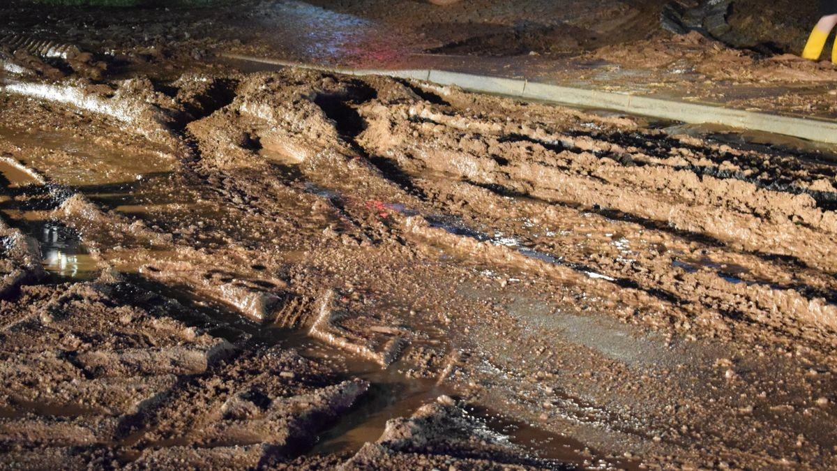 Nach starken Regenfällen ist das Dorf Jützenbach im Eichsfeld von einer Lawine aus rotem Schlamm überschwemmt worden.