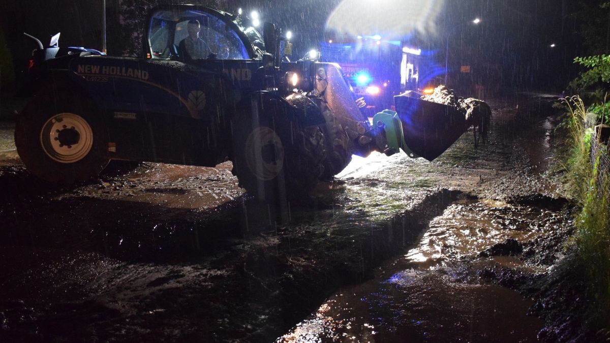 Nach starken Regenfällen ist das Dorf Jützenbach im Eichsfeld von einer Lawine aus rotem Schlamm überschwemmt worden.