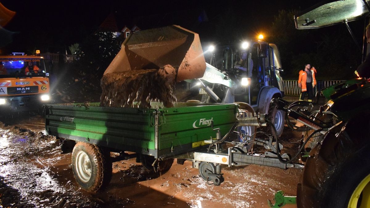 Nach starken Regenfällen ist das Dorf Jützenbach im Eichsfeld von einer Lawine aus rotem Schlamm überschwemmt worden.