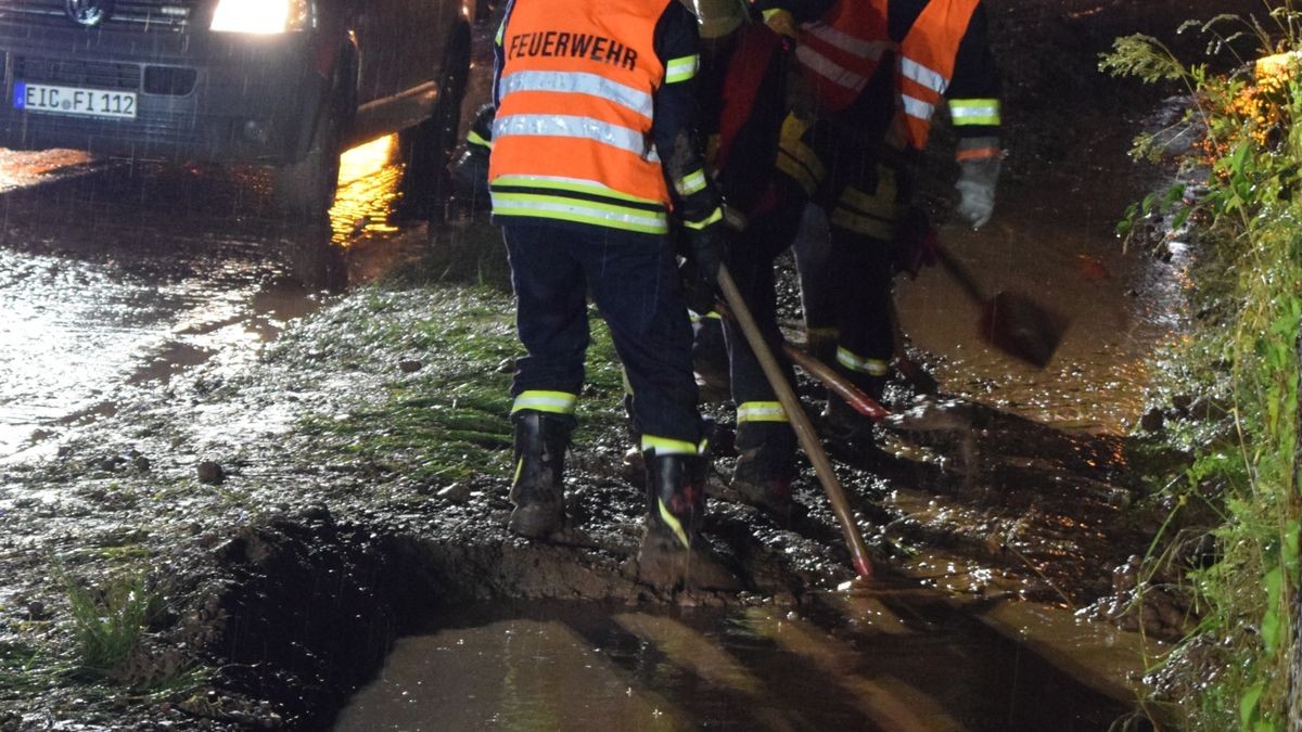 Nach starken Regenfällen ist das Dorf Jützenbach im Eichsfeld von einer Lawine aus rotem Schlamm überschwemmt worden.