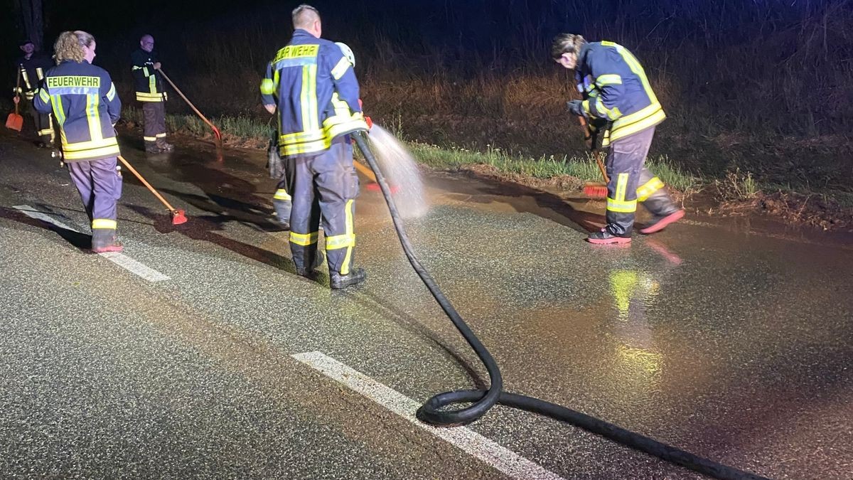 Nach einem Gewitter mit Starkregen war der Rhin in Breitenworbis über die Ufer getreten.