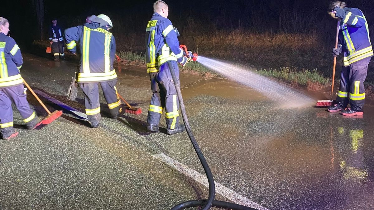 Nach einem Gewitter mit Starkregen war der Rhin in Breitenworbis über die Ufer getreten.