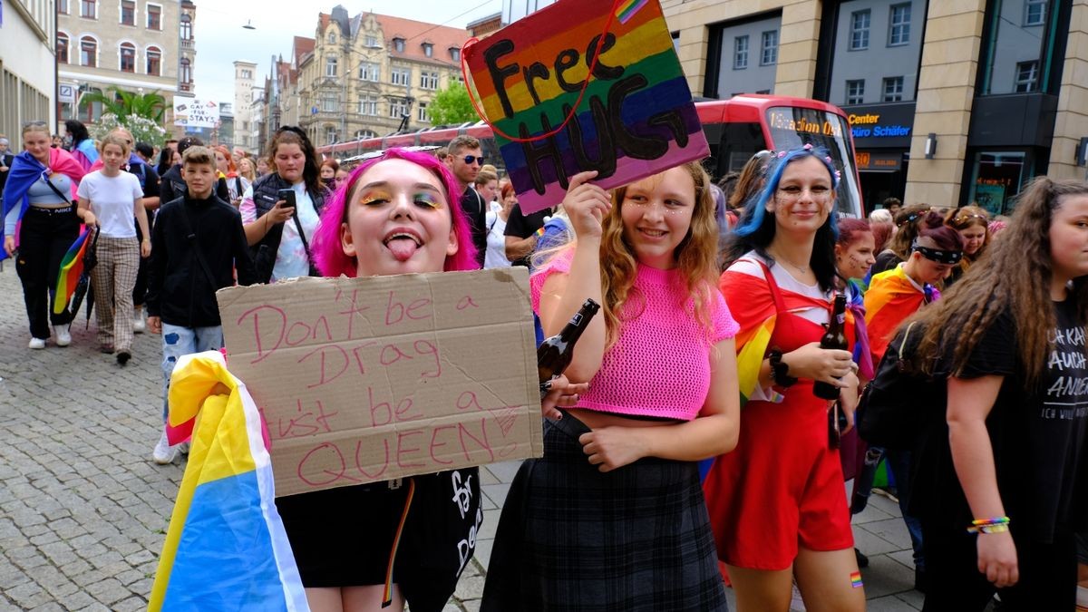 Zum Christopher Street Day (CSD) in Erfurt wurde mit einem Umzug durch die Innenstadt vom Hauptbahnhof über den Domplatz bis zum Anger für die Rechte der LGBTQIA+-Community demonstriert. Ziel war es, zu zeigen, wie bunt Erfurt ist. Auf dem Anger schloss sich ein ebenso buntes Straßenfest an.