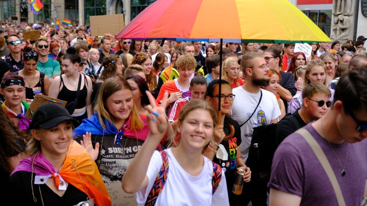 Zum Christopher Street Day (CSD) in Erfurt wurde mit einem Umzug durch die Innenstadt vom Hauptbahnhof über den Domplatz bis zum Anger für die Rechte der LGBTQIA+-Community demonstriert. Ziel war es, zu zeigen, wie bunt Erfurt ist. Auf dem Anger schloss sich ein ebenso buntes Straßenfest an.