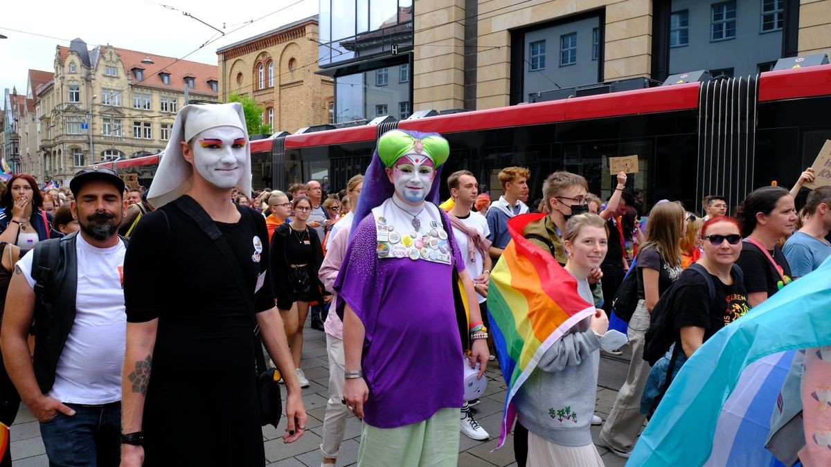 Zum Christopher Street Day (CSD) in Erfurt wurde mit einem Umzug durch die Innenstadt vom Hauptbahnhof über den Domplatz bis zum Anger für die Rechte der LGBTQIA+-Community demonstriert. Ziel war es, zu zeigen, wie bunt Erfurt ist. Auf dem Anger schloss sich ein ebenso buntes Straßenfest an.