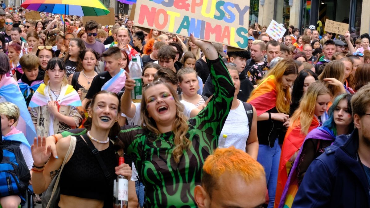 Zum Christopher Street Day (CSD) in Erfurt wurde mit einem Umzug durch die Innenstadt vom Hauptbahnhof über den Domplatz bis zum Anger für die Rechte der LGBTQIA+-Community demonstriert. Ziel war es, zu zeigen, wie bunt Erfurt ist. Auf dem Anger schloss sich ein ebenso buntes Straßenfest an.