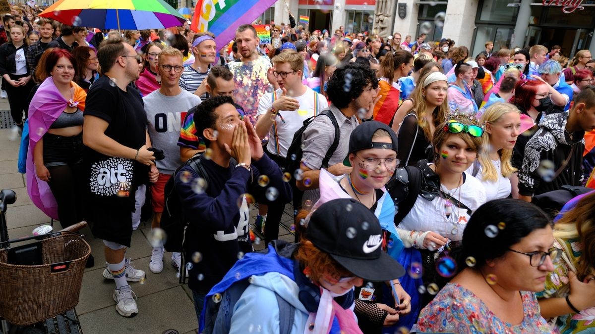 Zum Christopher Street Day (CSD) in Erfurt wurde mit einem Umzug durch die Innenstadt vom Hauptbahnhof über den Domplatz bis zum Anger für die Rechte der LGBTQIA+-Community demonstriert. Ziel war es, zu zeigen, wie bunt Erfurt ist. Auf dem Anger schloss sich ein ebenso buntes Straßenfest an.