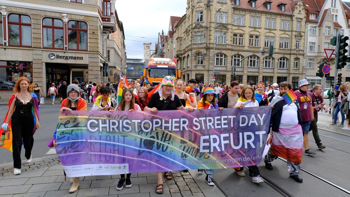 Zum Christopher Street Day (CSD) in Erfurt wurde mit einem Umzug durch die Innenstadt vom Hauptbahnhof über den Domplatz bis zum Anger für die Rechte der LGBTQIA+-Community demonstriert. Ziel war es, zu zeigen, wie bunt Erfurt ist. Auf dem Anger schloss sich ein ebenso buntes Straßenfest an.