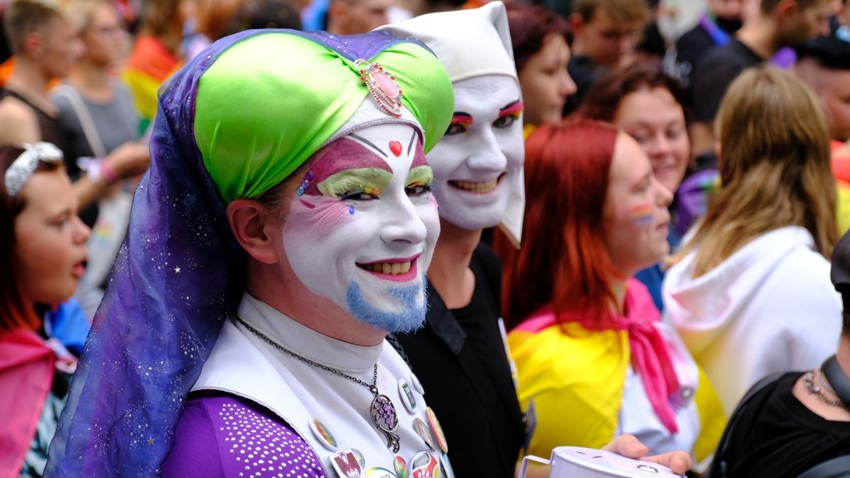 Zum Christopher Street Day (CSD) in Erfurt wurde mit einem Umzug durch die Innenstadt vom Hauptbahnhof über den Domplatz bis zum Anger für die Rechte der LGBTQIA+-Community demonstriert. Ziel war es, zu zeigen, wie bunt Erfurt ist. Auf dem Anger schloss sich ein ebenso buntes Straßenfest an.