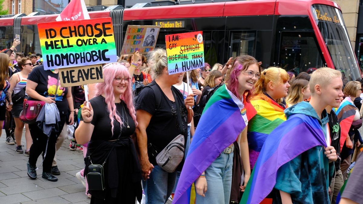 Zum Christopher Street Day (CSD) in Erfurt wurde mit einem Umzug durch die Innenstadt vom Hauptbahnhof über den Domplatz bis zum Anger für die Rechte der LGBTQIA+-Community demonstriert. Ziel war es, zu zeigen, wie bunt Erfurt ist. Auf dem Anger schloss sich ein ebenso buntes Straßenfest an.