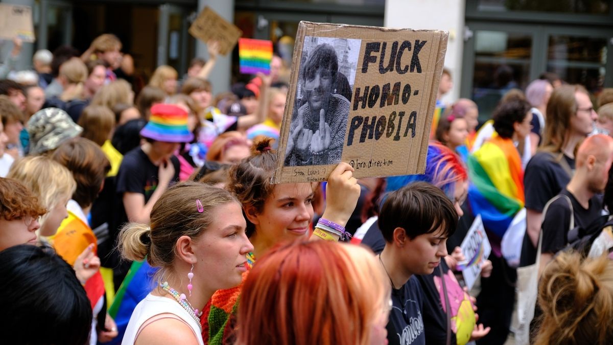 Zum Christopher Street Day (CSD) in Erfurt wurde mit einem Umzug durch die Innenstadt vom Hauptbahnhof über den Domplatz bis zum Anger für die Rechte der LGBTQIA+-Community demonstriert. Ziel war es, zu zeigen, wie bunt Erfurt ist. Auf dem Anger schloss sich ein ebenso buntes Straßenfest an.