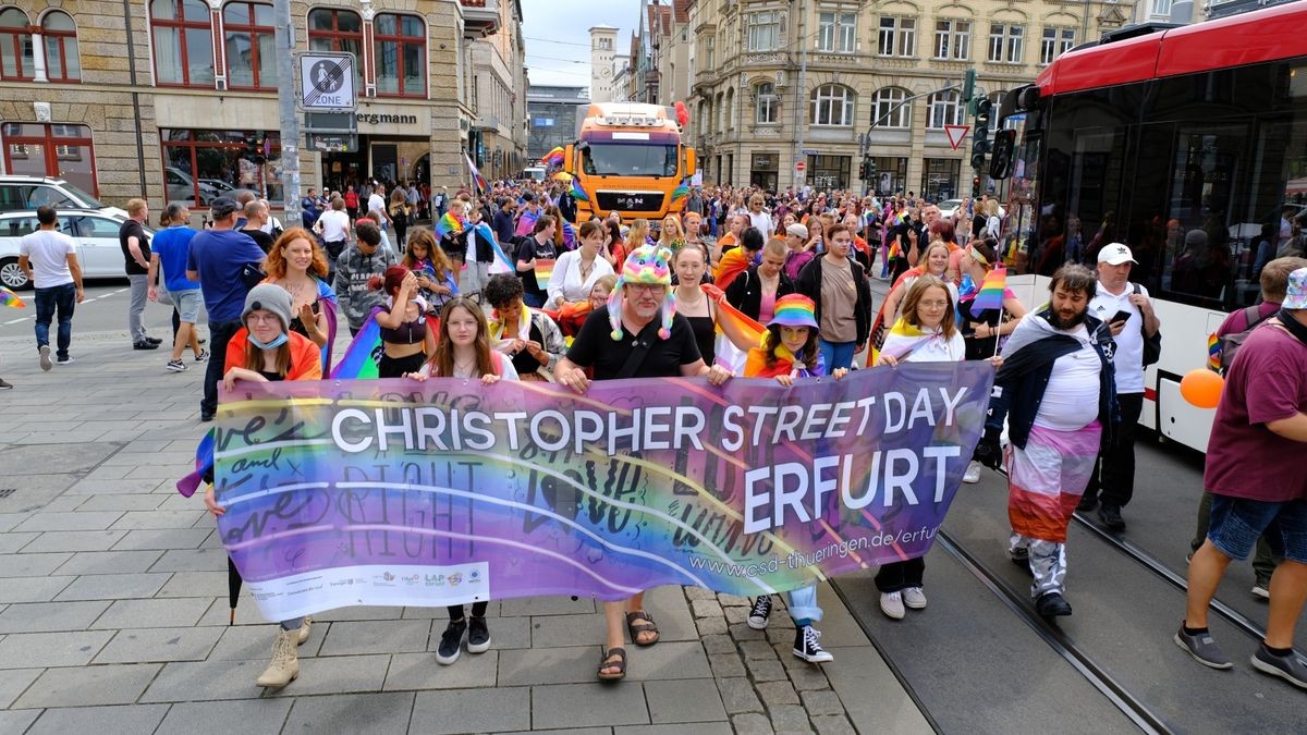 Zum Christopher Street Day (CSD) in Erfurt wurde mit einem Umzug durch die Innenstadt vom Hauptbahnhof über den Domplatz bis zum Anger für die Rechte der LGBTQIA+-Community demonstriert. Ziel war es, zu zeigen, wie bunt Erfurt ist. Auf dem Anger schloss sich ein ebenso buntes Straßenfest an.