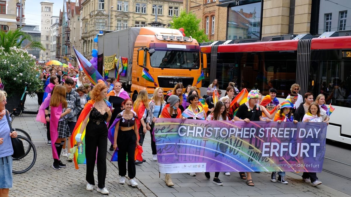 Zum Christopher Street Day (CSD) in Erfurt wurde mit einem Umzug durch die Innenstadt vom Hauptbahnhof über den Domplatz bis zum Anger für die Rechte der LGBTQIA+-Community demonstriert. Ziel war es, zu zeigen, wie bunt Erfurt ist. Auf dem Anger schloss sich ein ebenso buntes Straßenfest an.