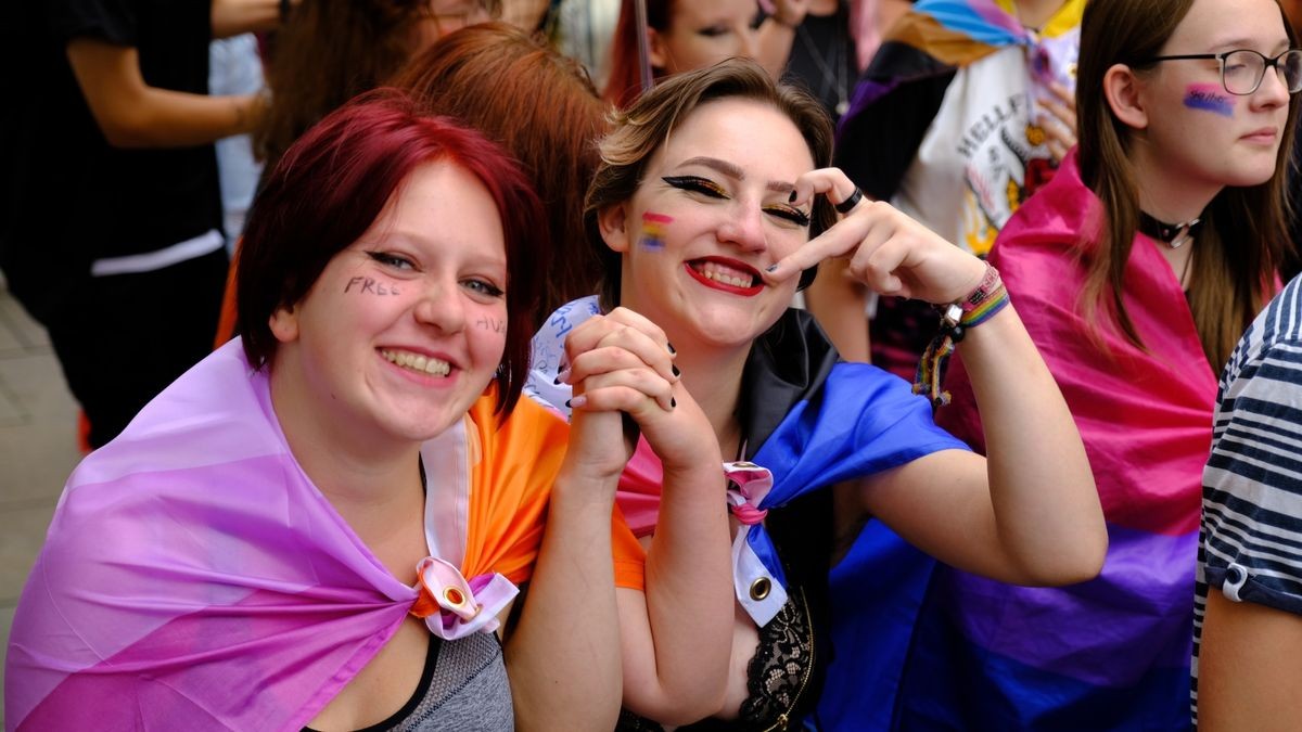 Zum Christopher Street Day (CSD) in Erfurt wurde mit einem Umzug durch die Innenstadt vom Hauptbahnhof über den Domplatz bis zum Anger für die Rechte der LGBTQIA+-Community demonstriert. Ziel war es, zu zeigen, wie bunt Erfurt ist. Auf dem Anger schloss sich ein ebenso buntes Straßenfest an.