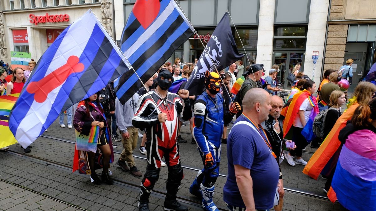 Zum Christopher Street Day (CSD) in Erfurt wurde mit einem Umzug durch die Innenstadt vom Hauptbahnhof über den Domplatz bis zum Anger für die Rechte der LGBTQIA+-Community demonstriert. Ziel war es, zu zeigen, wie bunt Erfurt ist. Auf dem Anger schloss sich ein ebenso buntes Straßenfest an.