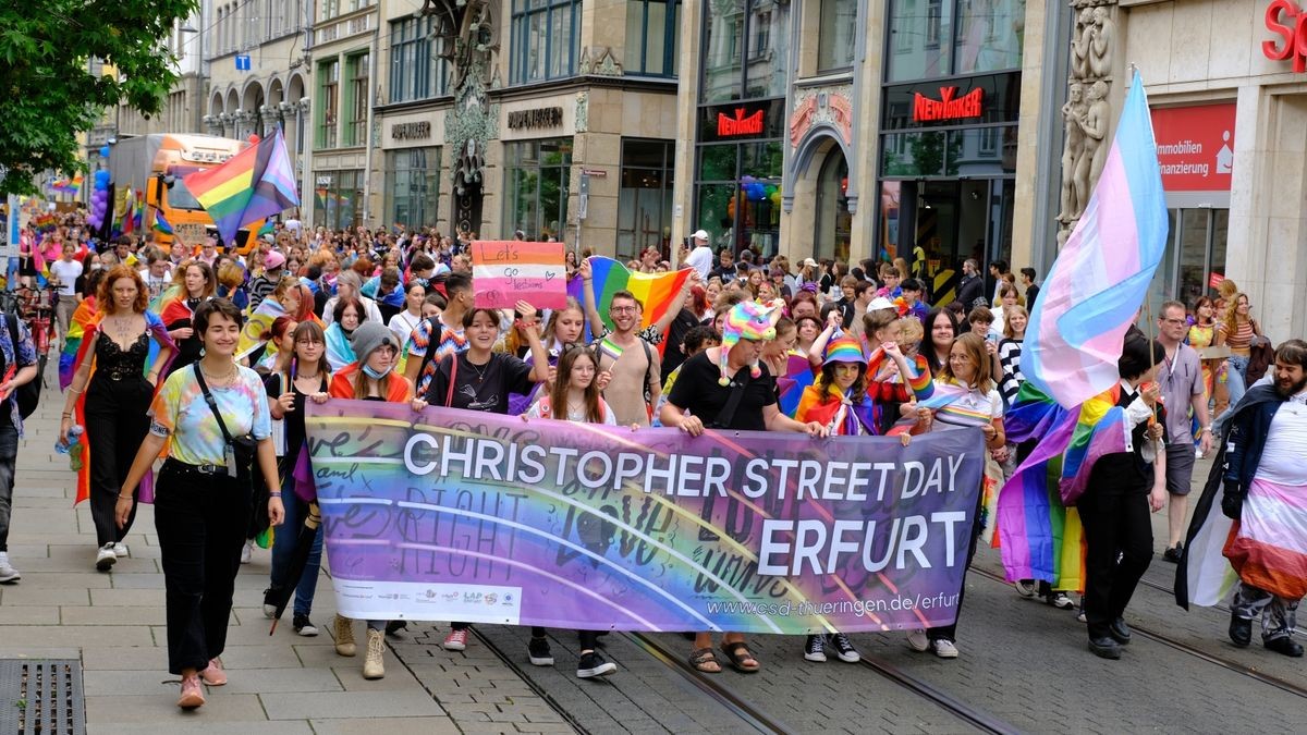 Zum Christopher Street Day (CSD) in Erfurt wurde mit einem Umzug durch die Innenstadt vom Hauptbahnhof über den Domplatz bis zum Anger für die Rechte der LGBTQIA+-Community demonstriert. Ziel war es, zu zeigen, wie bunt Erfurt ist. Auf dem Anger schloss sich ein ebenso buntes Straßenfest an.