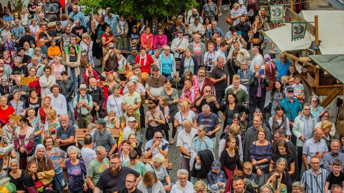 Das 28. Mittelalterstadtfest in Bad Langensalza hat begonnen. Pünktlich um 14 Uhr zogen am Samstag die Musikgruppen, Akrobaten, Gaukler und Edelleute vom Augustinerplatz am Rathaus vorbei Richtung Töpfermarkt.