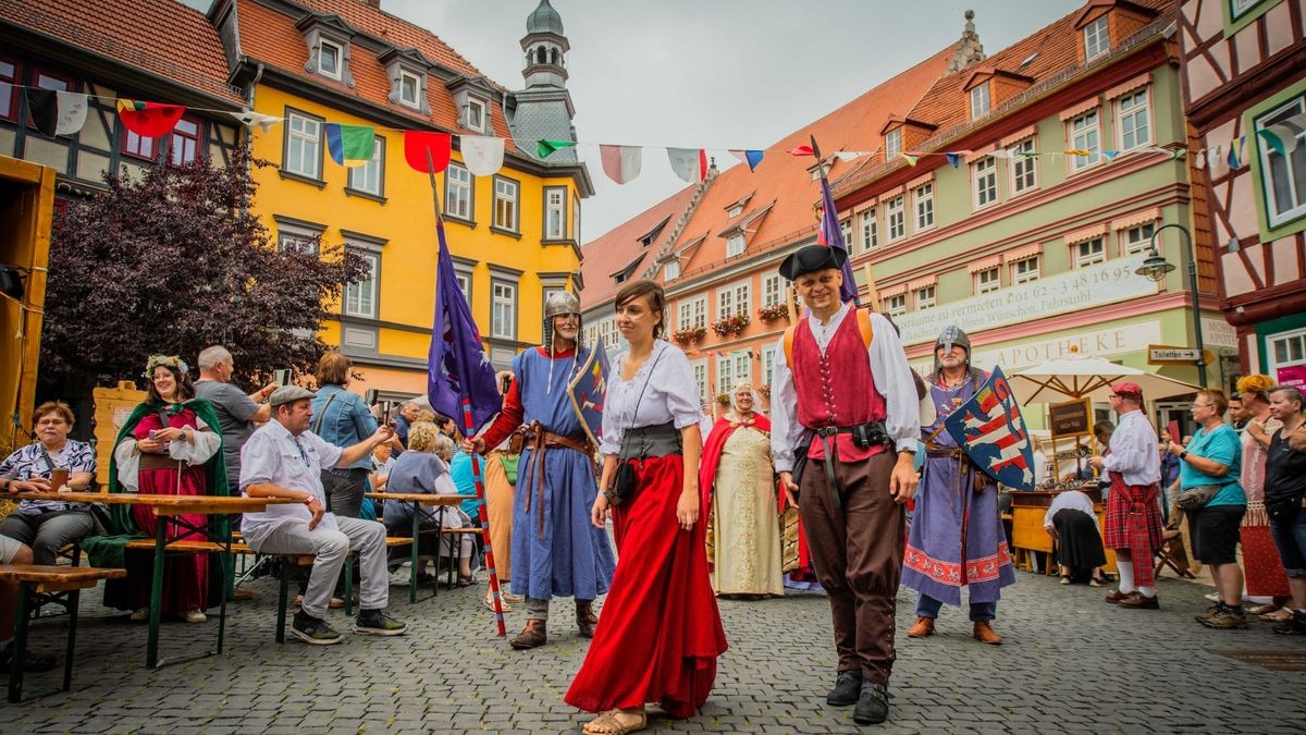 Das 28. Mittelalterstadtfest in Bad Langensalza hat begonnen. Pünktlich um 14 Uhr zogen am Samstag die Musikgruppen, Akrobaten, Gaukler und Edelleute vom Augustinerplatz am Rathaus vorbei Richtung Töpfermarkt.