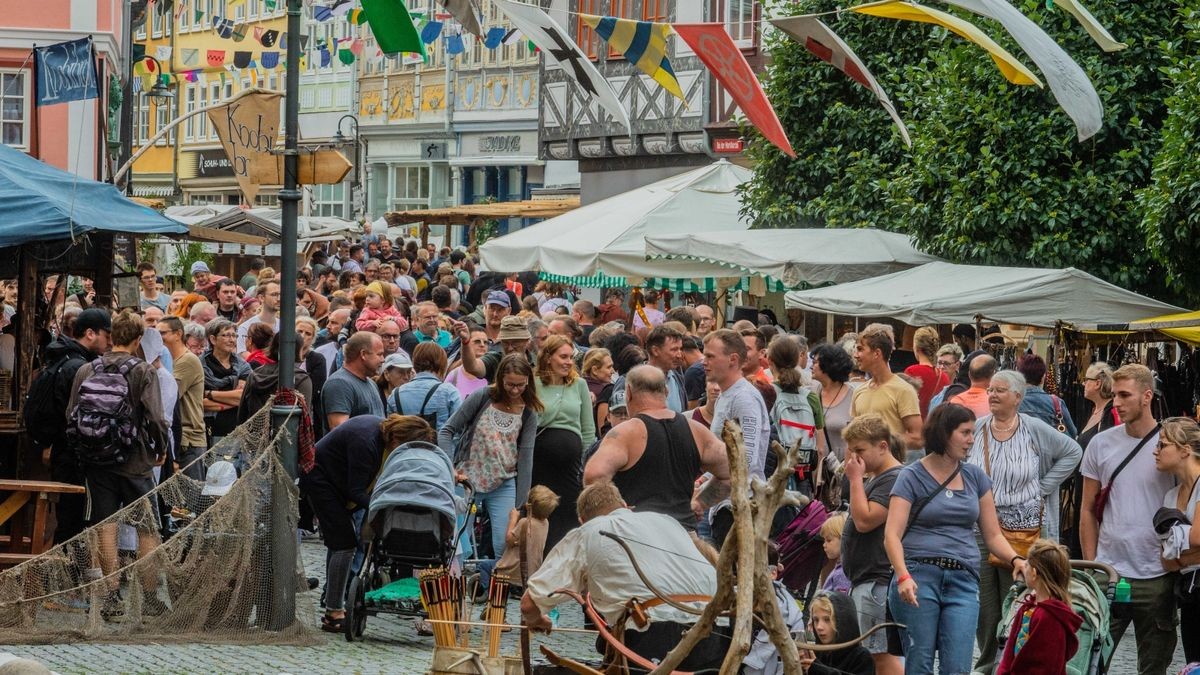 Das 28. Mittelalterstadtfest in Bad Langensalza hat begonnen. Pünktlich um 14 Uhr zogen am Samstag die Musikgruppen, Akrobaten, Gaukler und Edelleute vom Augustinerplatz am Rathaus vorbei Richtung Töpfermarkt.