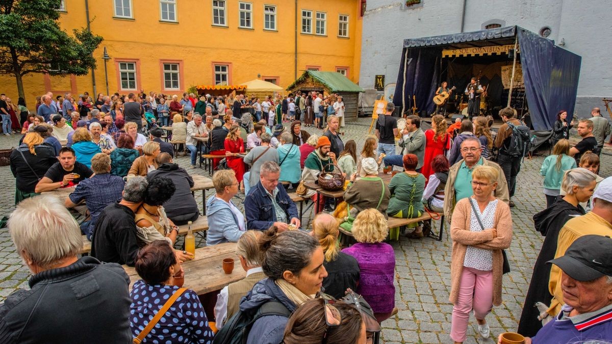 Das 28. Mittelalterstadtfest in Bad Langensalza hat begonnen. Pünktlich um 14 Uhr zogen am Samstag die Musikgruppen, Akrobaten, Gaukler und Edelleute vom Augustinerplatz am Rathaus vorbei Richtung Töpfermarkt.