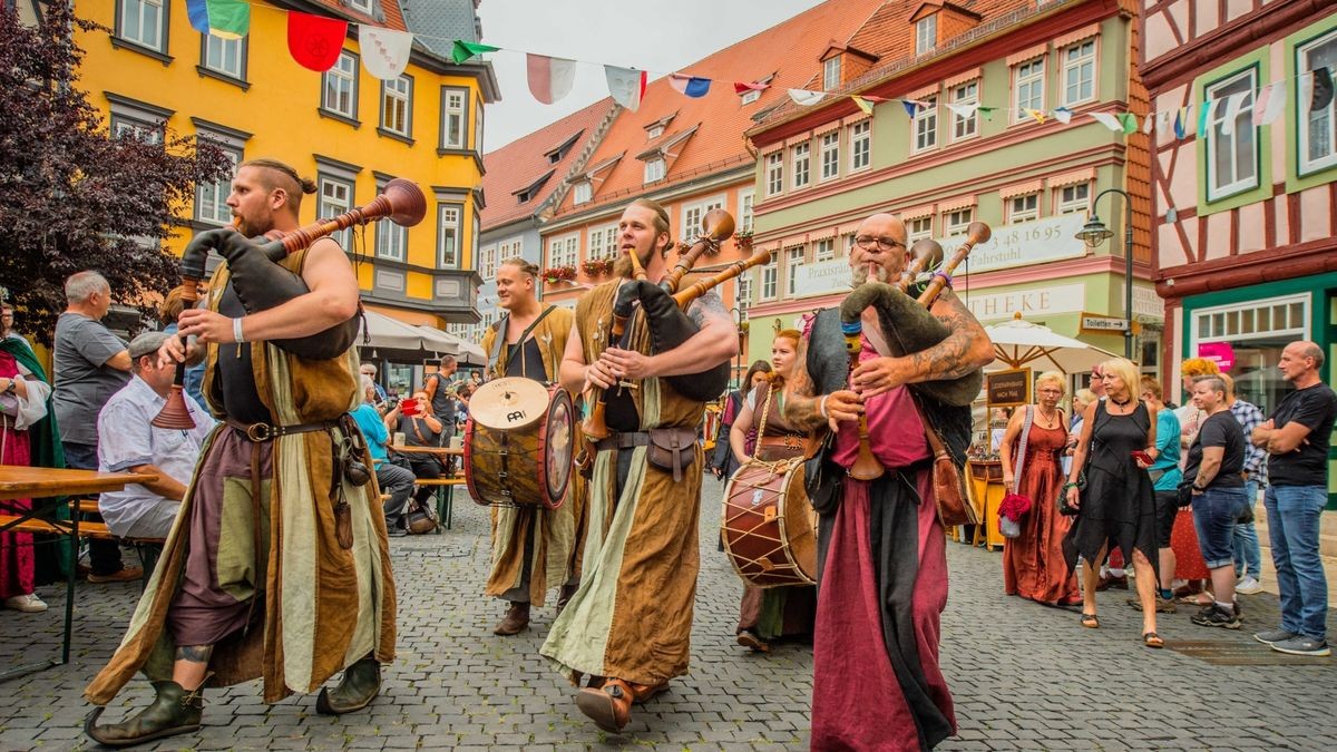 Das 28. Mittelalterstadtfest in Bad Langensalza hat begonnen. Pünktlich um 14 Uhr zogen am Samstag die Musikgruppen, Akrobaten, Gaukler und Edelleute vom Augustinerplatz am Rathaus vorbei Richtung Töpfermarkt.