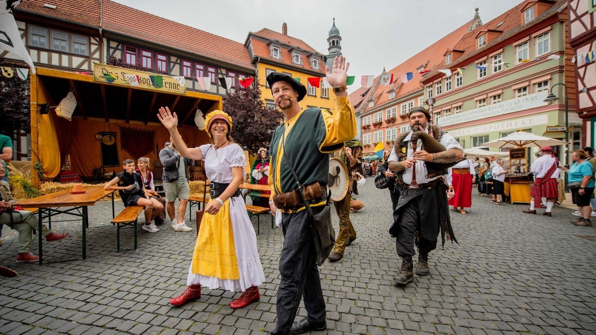 Das 28. Mittelalterstadtfest in Bad Langensalza hat begonnen. Pünktlich um 14 Uhr zogen am Samstag die Musikgruppen, Akrobaten, Gaukler und Edelleute vom Augustinerplatz am Rathaus vorbei Richtung Töpfermarkt.