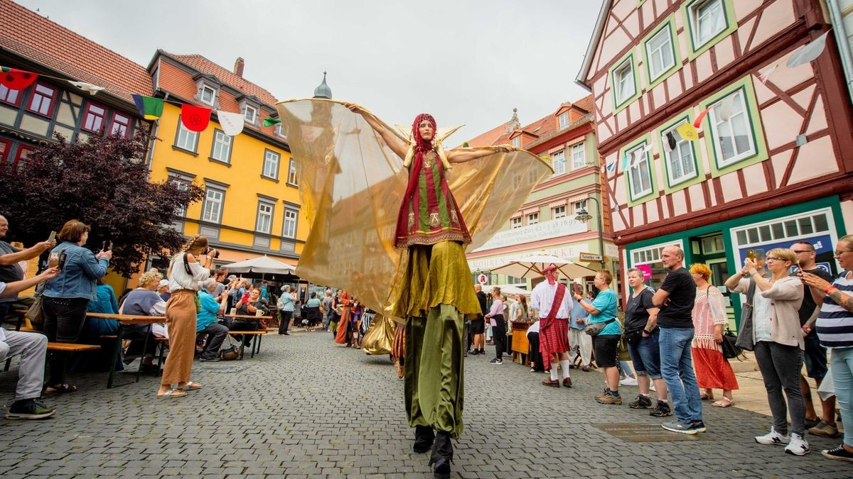 Das 28. Mittelalterstadtfest in Bad Langensalza hat begonnen. Pünktlich um 14 Uhr zogen am Samstag die Musikgruppen, Akrobaten, Gaukler und Edelleute vom Augustinerplatz am Rathaus vorbei Richtung Töpfermarkt.