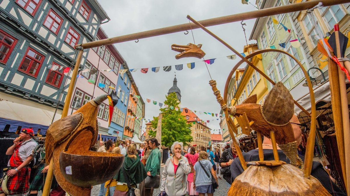 Das 28. Mittelalterstadtfest in Bad Langensalza hat begonnen. Pünktlich um 14 Uhr zogen am Samstag die Musikgruppen, Akrobaten, Gaukler und Edelleute vom Augustinerplatz am Rathaus vorbei Richtung Töpfermarkt.