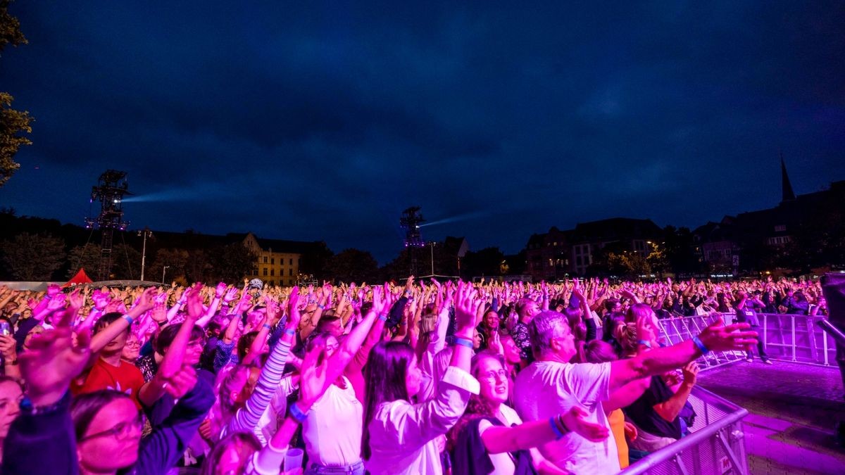 14.000 drängen sich auf dem Domplatz und etliche Zaungäste ringsumher und müssen sich nicht lang zum 