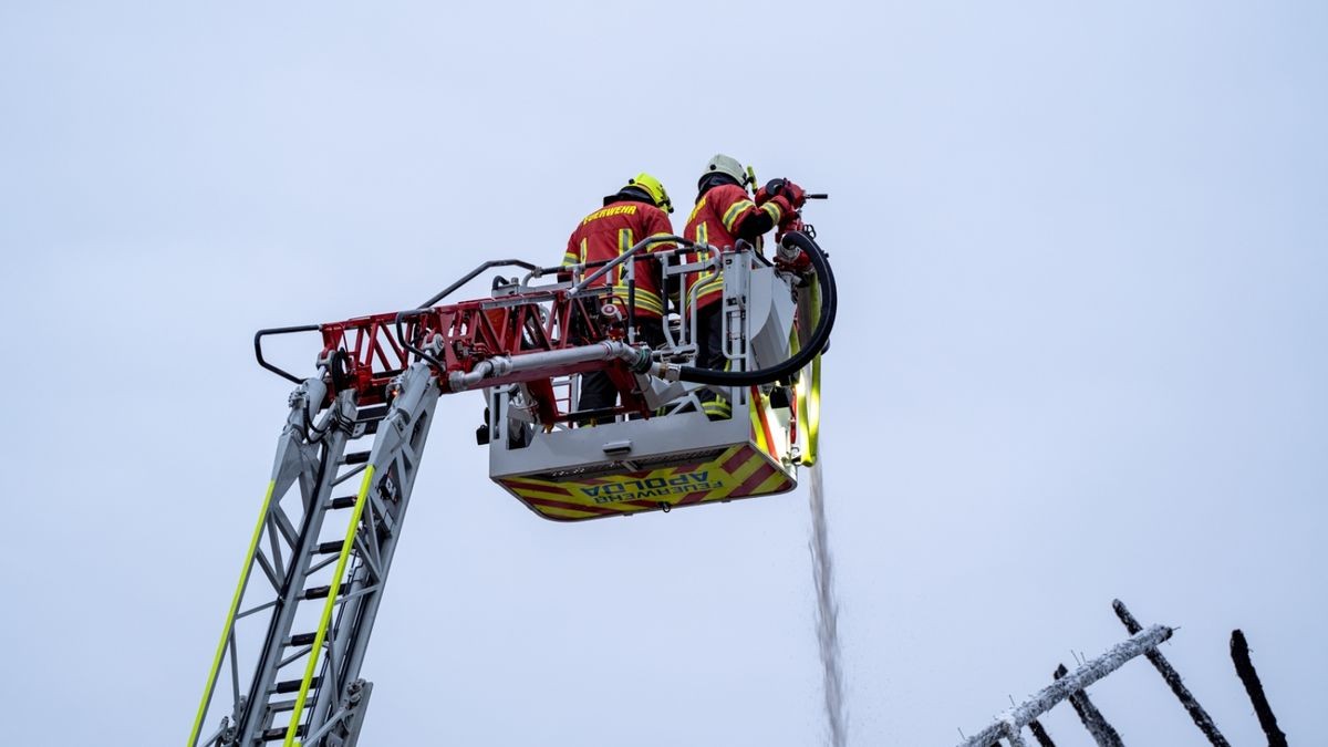 Bei ersten Aufräumarbeiten im Gebäude wurden Wohnungen im Dachstuhl festgestellt.