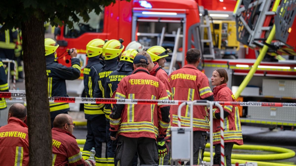 Nach Informationen der Feuerwehr soll das Mehrfamilienhaus in der Reuschelstraße zuletzt 44 Bewohner und fünf Besucher gezählt haben. 