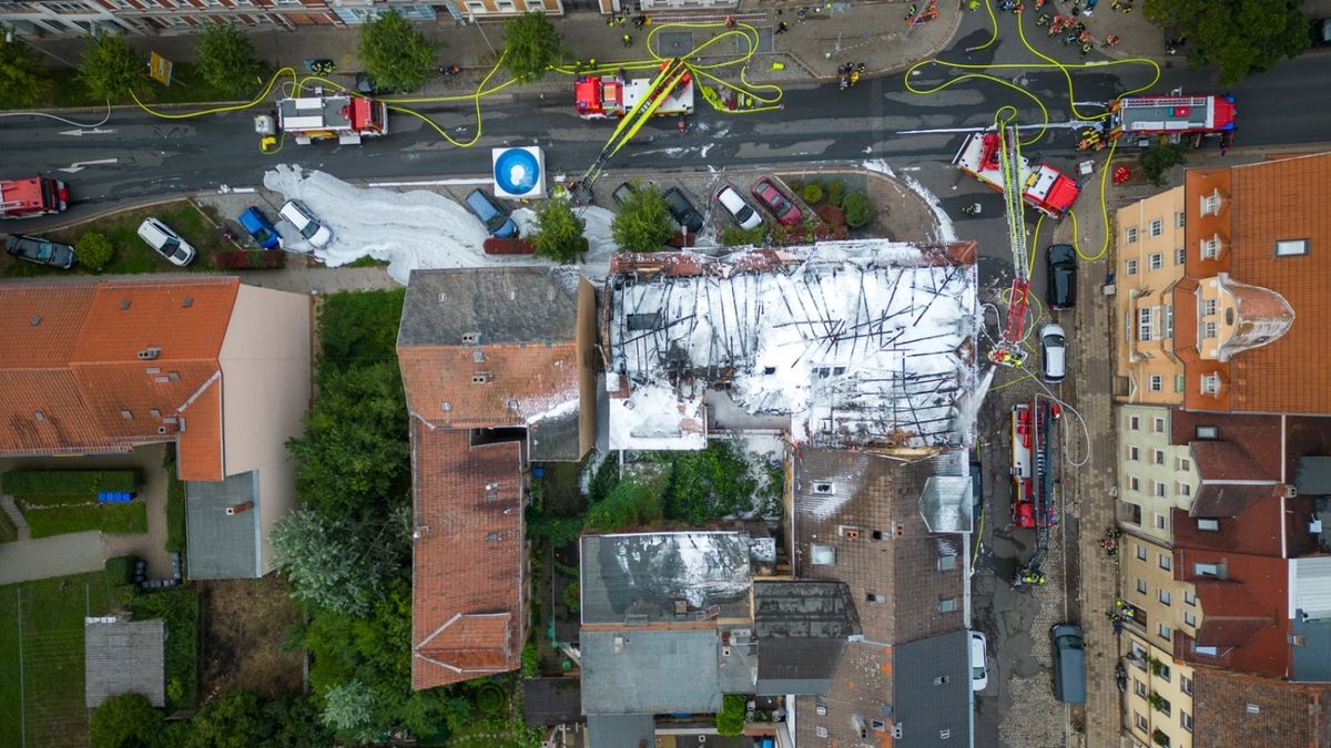 Gegen 3.35 Uhr wurde die Feuerwehr in Apolda durch Nachbarn und Passanten alarmiert.