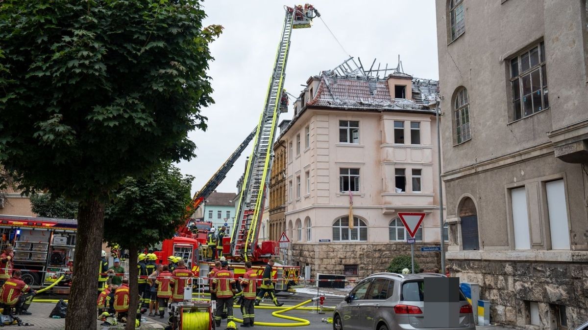 Die Feuerwehr aus Bad Sulza schickte ihre Drehleiter nach Apolda, aus Weimar entsandte die Berufsfeuerwehr ebenfalls ein Drehleiterfahrzeug.