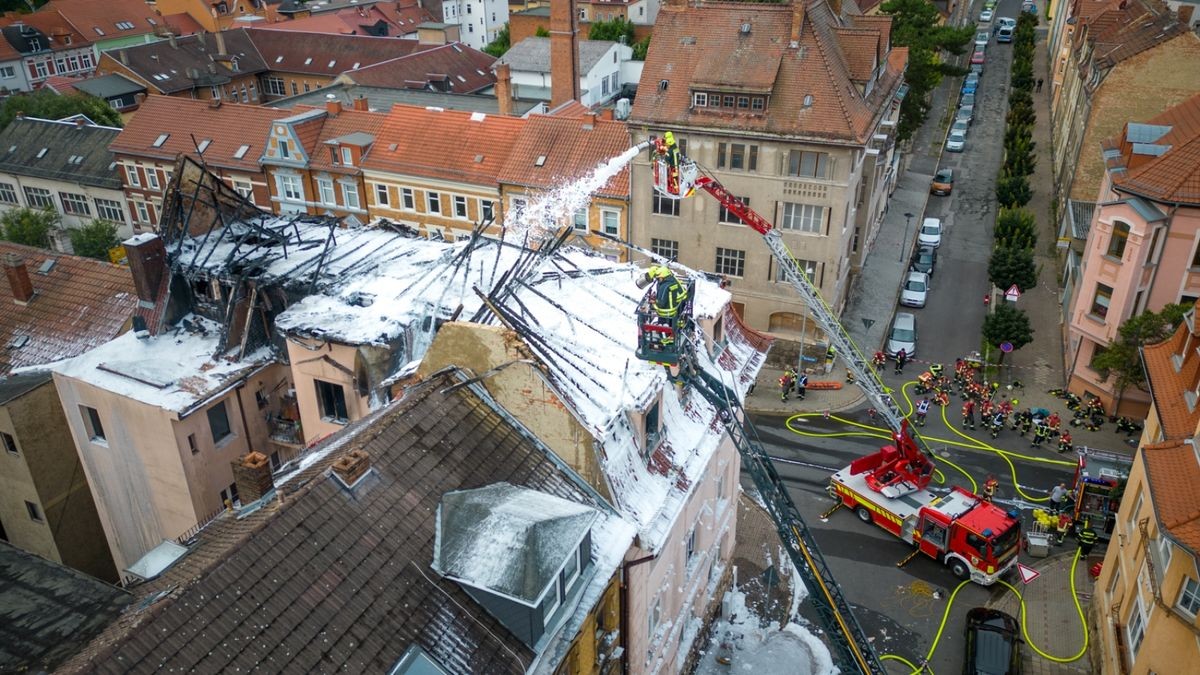 Zwei Tote und etwa ein Dutzend Verletzte sind das traurige Resultat eines Wohnhausbrandes in Apolda.