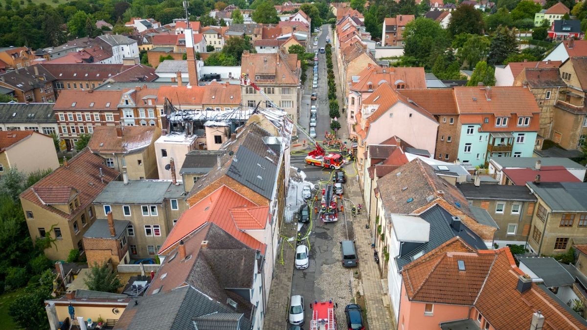 Etwa 15 bis 20 Personen hätten sich durch Schreie an den Fenstern gegenüber den Einsatzkräften bemerkbar gemacht.