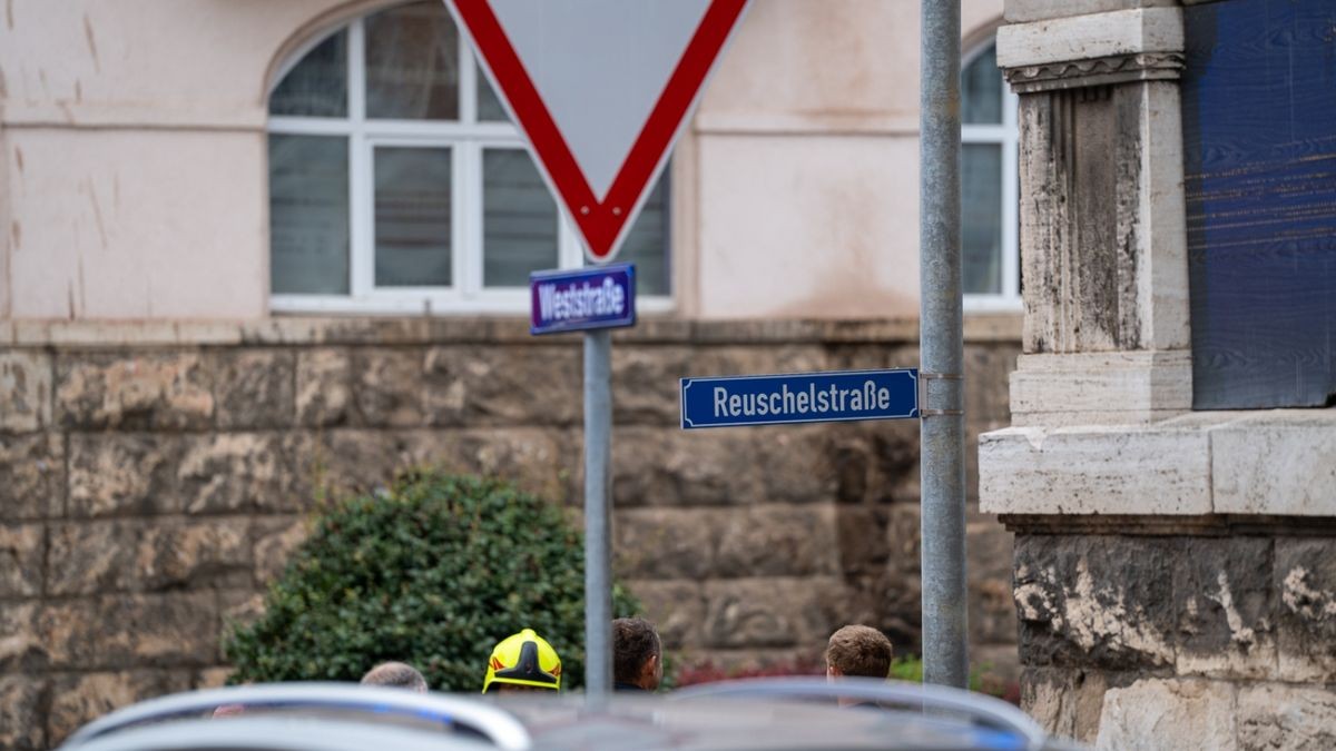 Am Sonntagmorgen ist ein 53-Jähriger in Apolda aus einem brennenden Haus gesprungen, um sich vor den Flammen zu retten. Stunden später entdeckten Feuerwehrleute eine weitere leblose Person im Gebäude.