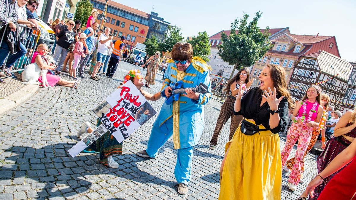 Mit zahlreichen Bildern zog am Sonntag der große Festumzug zur Mühlhäuser Stadtkirmes durch den Ort.