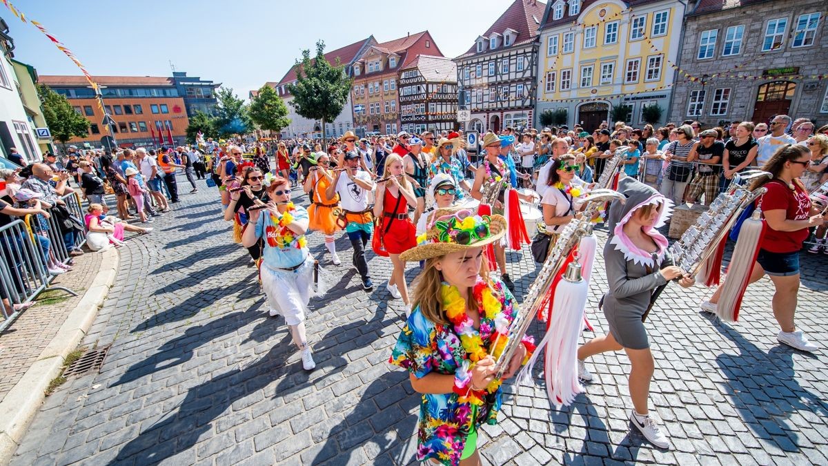 Mit zahlreichen Bildern zog am Sonntag der große Festumzug zur Mühlhäuser Stadtkirmes durch den Ort.