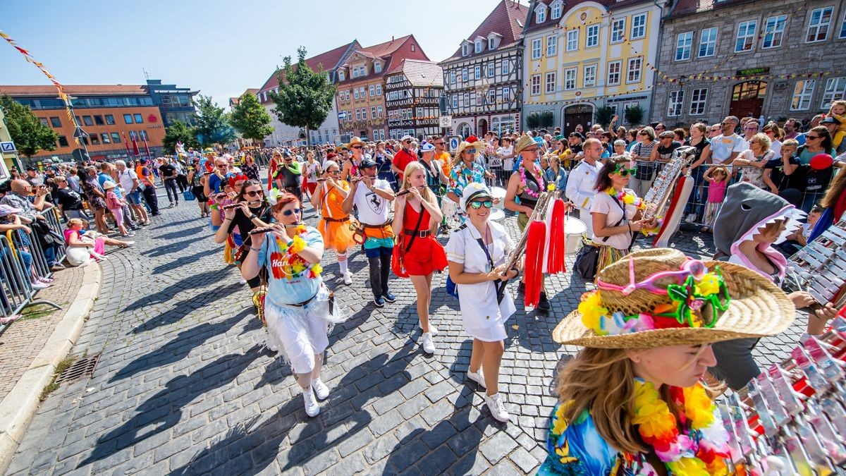 Mit zahlreichen Bildern zog am Sonntag der große Festumzug zur Mühlhäuser Stadtkirmes durch den Ort.