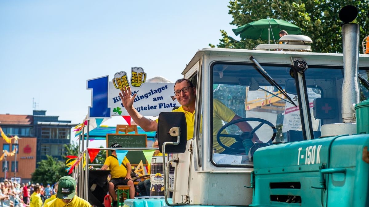 Mit zahlreichen Bildern zog am Sonntag der große Festumzug zur Mühlhäuser Stadtkirmes durch den Ort.