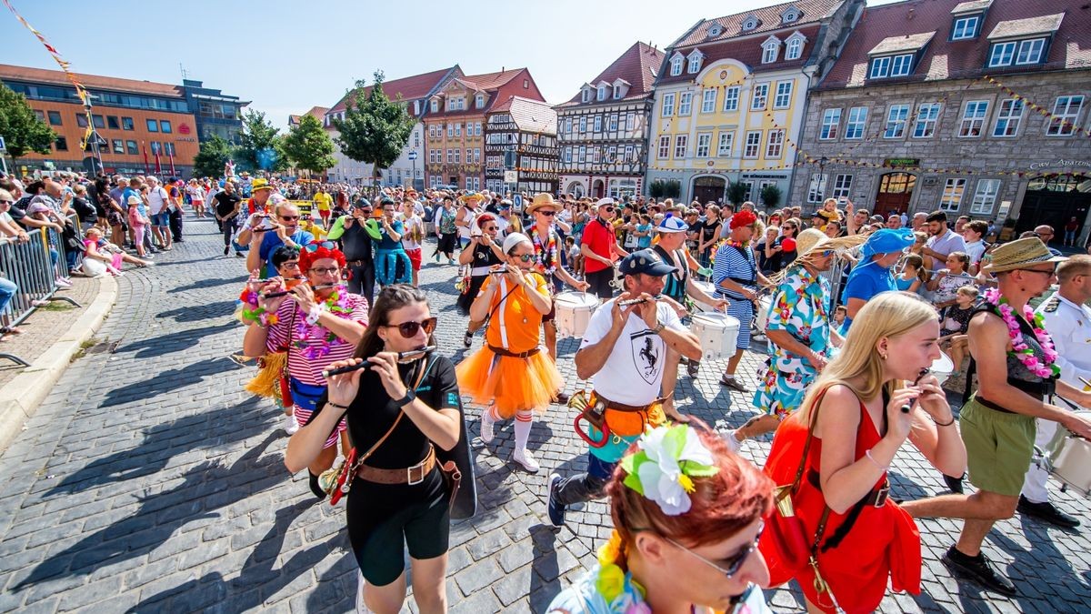 Mit zahlreichen Bildern zog am Sonntag der große Festumzug zur Mühlhäuser Stadtkirmes durch den Ort.