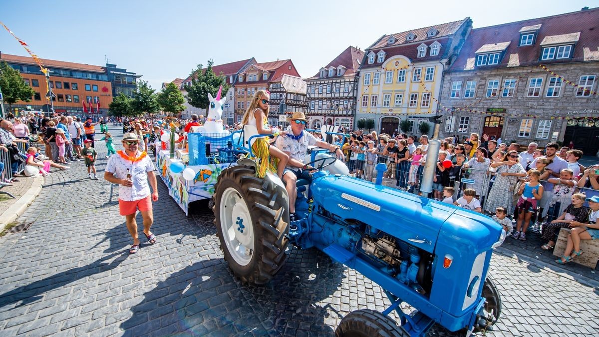 Mit zahlreichen Bildern zog am Sonntag der große Festumzug zur Mühlhäuser Stadtkirmes durch den Ort.