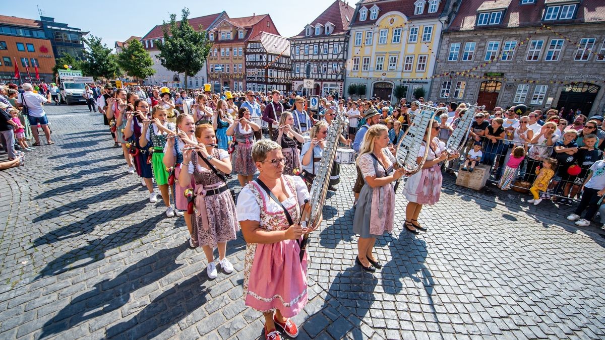 Mit zahlreichen Bildern zog am Sonntag der große Festumzug zur Mühlhäuser Stadtkirmes durch den Ort.