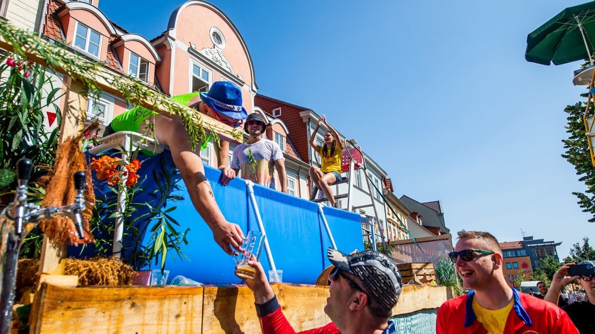 Mit zahlreichen Bildern zog am Sonntag der große Festumzug zur Mühlhäuser Stadtkirmes durch den Ort.